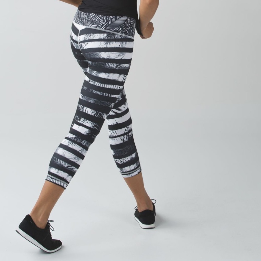 Lululemon Wunder Under Crop II Shady Palms Black White Banana Leaf Gingham